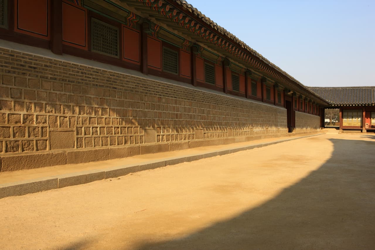 A long wall and courtyard at Gyeongbokgung palace in Seoul