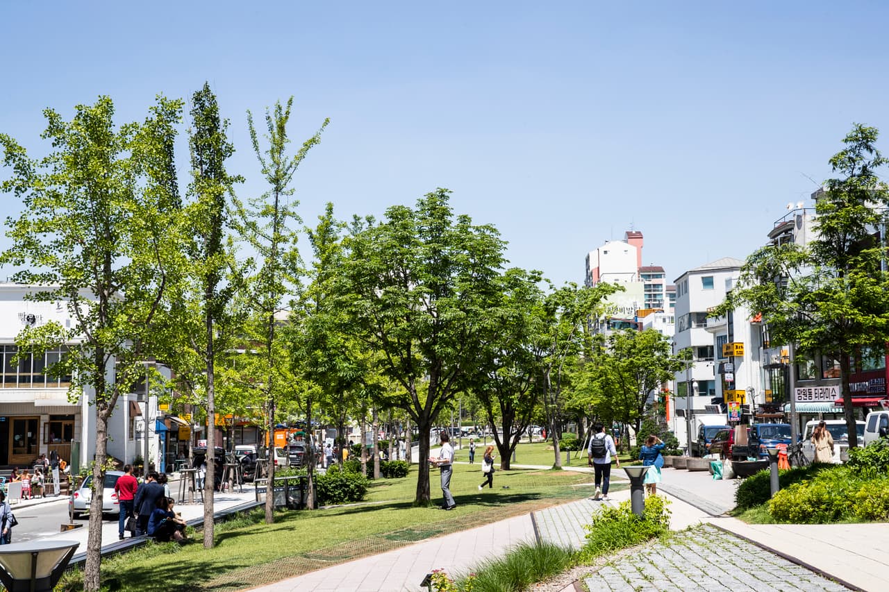 The Gyeongui Line Forest Park trail through Yeonnam-dong, near Hongdae, Seoul