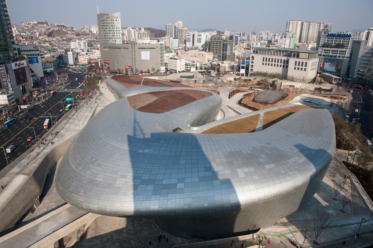 Aerial view of Dongdaemun Design Plaza's curved architecture in Seoul