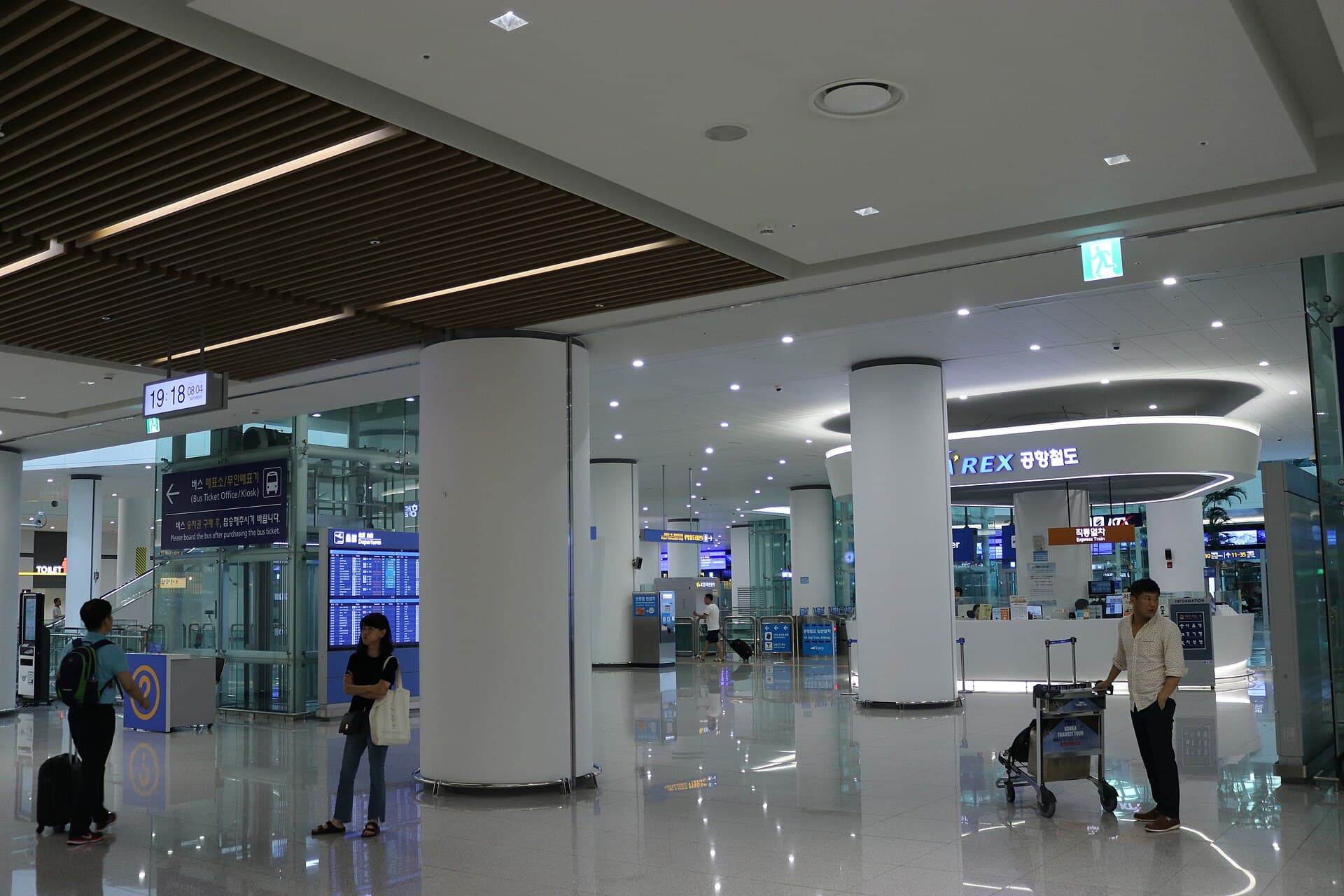 The concourse of the railway station serving Incheon Airport Terminal 2