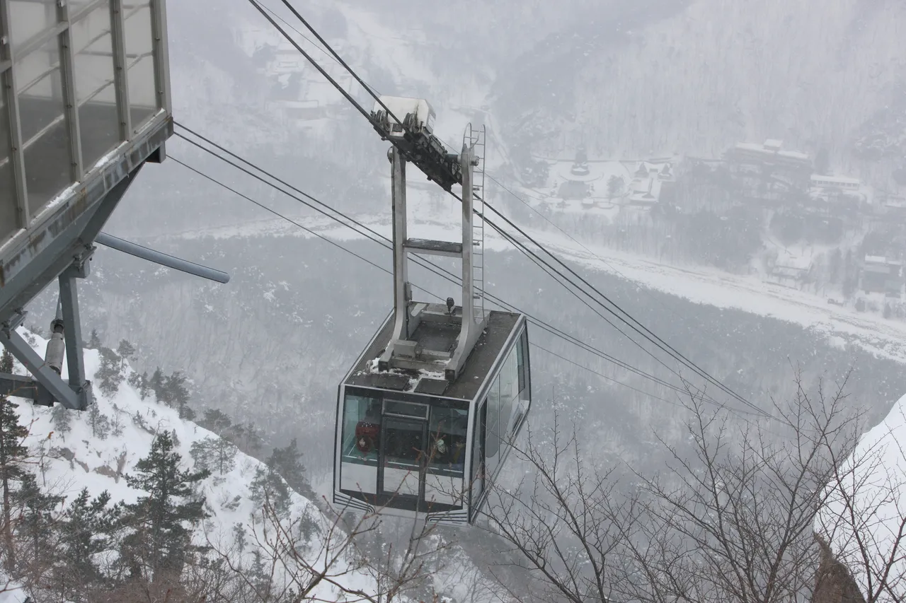 Seorak cable car cabin above a snowy valley near Gwongeumseong in Seoraksan
