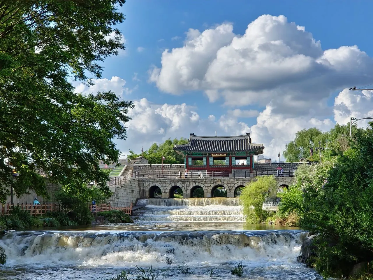 Hwahongmun water gate and Banghwasuryujeong pavilion along Suwon Hwaseong