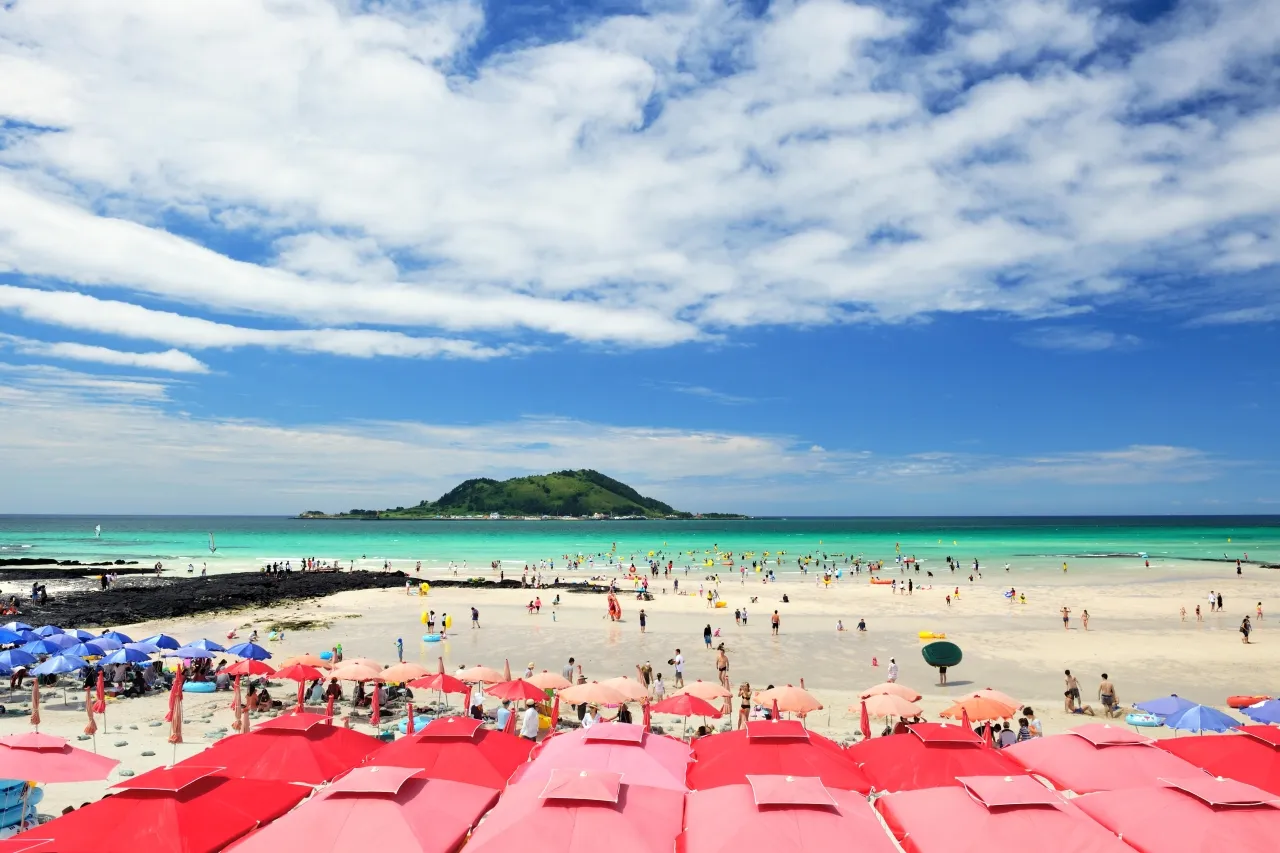 The emerald water and white sand of Hyeopjae Beach with Biyangdo island offshore, Jeju