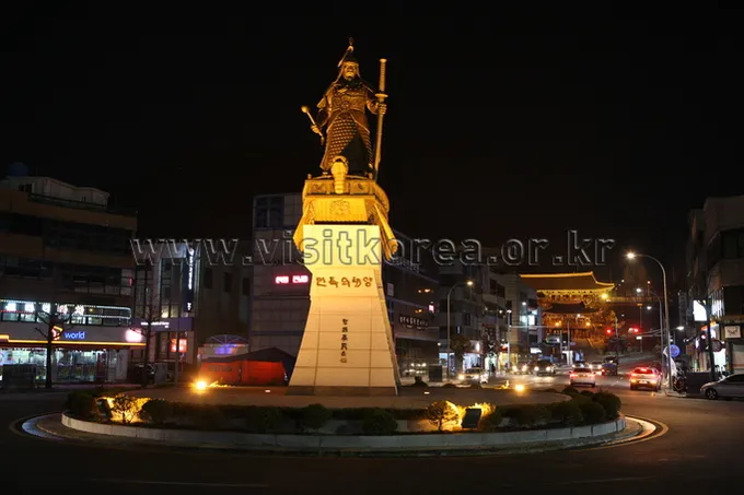 Admiral Yi Sun-sin statue facing the harbor at Yi Sun-sin Square in Yeosu